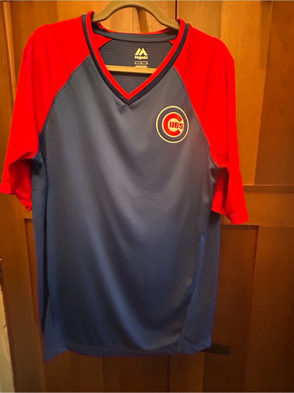 Large Chicago Cubs Blue & Red Short Sleeve V-Neck NWT but tag fell off